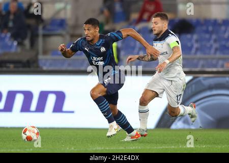 Roma, Italia, 21 ottobre 2021. William Saliba dell'Olympique De Marseille è perseguito da Ciro immobile della SS Lazio durante la partita della UEFA Europa League a Olimpico, Roma. Il credito d'immagine dovrebbe essere: Jonathan Moscrop / Sportimage Foto Stock