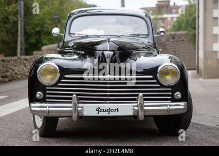 Reocin, Cantabria, Spagna - 2 ottobre 2021: Mostra di veicoli classici. La Peugeot 203 è una vettura prodotta dal costruttore francese tra il 1948 Foto Stock