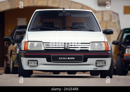 Reocin, Cantabria, Spagna - 2 ottobre 2021: Mostra di auto a Reocin. Peugeot 205 GTI bianco originale. La Peugeot 205 è una vettura prodotta dal costruttore francese Foto Stock