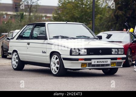 Reocin, Cantabria, Spagna - 2 ottobre 2021: Mostra di veicoli classici. Foto di dettaglio della parte anteriore di una Renault 11 Turbo bianca. La Renault 11 era p Foto Stock