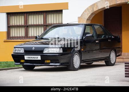 Reocin, Cantabria, Spagna - 2 ottobre 2021: Mostra di auto a Reocin. Renault 21 è una vettura prodotta dal costruttore francese tra il 1986 e il 1994. Renault Foto Stock