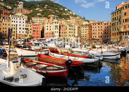 Bellissimo scatto di barche e case tipiche colorate a Porticciolo di Camogli, Italia. Foto Stock