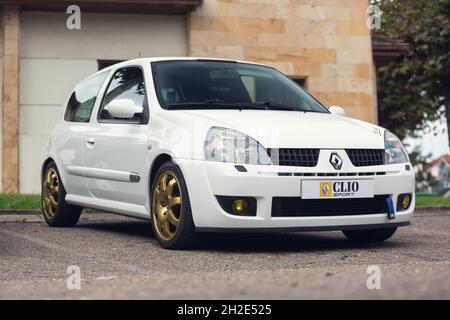 Reocin, Cantabria, Spagna - 2 ottobre 2021: Mostra di auto a Reocin. Renault Clio sport fase 2 in bianco, con un motore da 2000 cc e 169 cv di potenza. Foto Stock