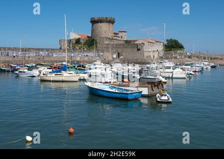 Il Forte di Socoa, una fortezza storica del 1627 con torre rotonda e vista sulla baia di Saint-Jean-de-Luz, Francia meridionale Foto Stock