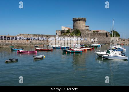 Il Forte di Socoa, una fortezza storica del 1627 con torre rotonda e vista sulla baia di Saint-Jean-de-Luz, Francia meridionale Foto Stock
