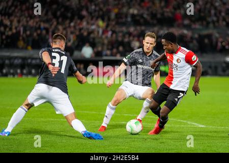 ROTTERDAM, PAESI BASSI - OTTOBRE 21: Luis Sinisterra di Feyenoord Rotterdam che combatte per il possesso durante la partita di fase del gruppo della UEFA Conference League tra Feyenoord e 1. FC Union Berlin allo Stadion Feijenoord il 21 ottobre 2021 a Rotterdam, Paesi Bassi (Foto di Yannick Verhoeven/Orange Pictures) Foto Stock