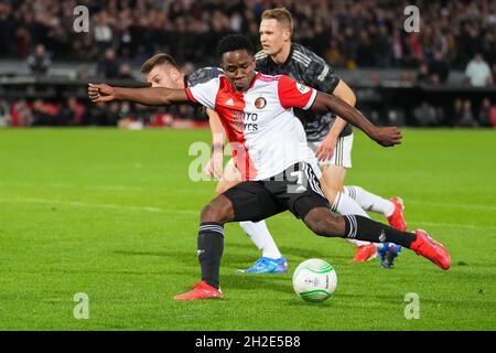 ROTTERDAM, PAESI BASSI - OTTOBRE 21: Luis Sinisterra di Feyenoord Rotterdam che combatte per il possesso durante la partita di fase del gruppo della UEFA Conference League tra Feyenoord e 1. FC Union Berlin allo Stadion Feijenoord il 21 ottobre 2021 a Rotterdam, Paesi Bassi (Foto di Yannick Verhoeven/Orange Pictures) Foto Stock