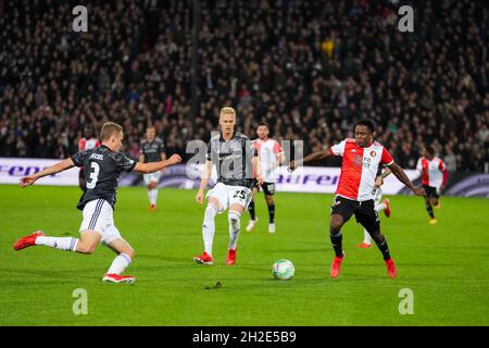 ROTTERDAM, PAESI BASSI - OTTOBRE 21: Luis Sinisterra di Feyenoord Rotterdam che combatte per il possesso durante la partita di fase del gruppo della UEFA Conference League tra Feyenoord e 1. FC Union Berlin allo Stadion Feijenoord il 21 ottobre 2021 a Rotterdam, Paesi Bassi (Foto di Yannick Verhoeven/Orange Pictures) Foto Stock