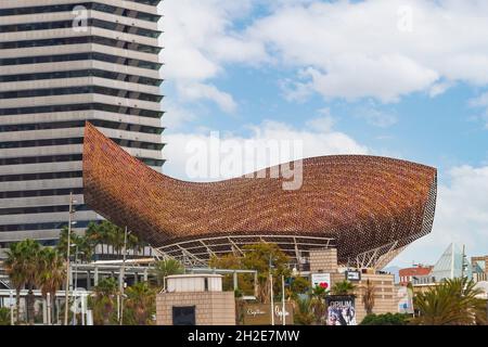 Barcellona, Spagna - 24 settembre 2021: Scultura del pesce d'oro, situato nel Porto Olimpico, il Porto Olimpico. Si tratta di una struttura composta da pinna Foto Stock