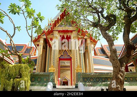 Porta interna stupefacente del Tempio Buddista Wat Ratchabophit, un tempio reale significativo a Bangkok, in Thailandia Foto Stock