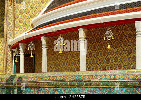 Galleria circolare stupefacente coperta con piastrelle smaltate colorate del Tempio Buddista Wat Ratchabophit, Bangkok, Thailandia Foto Stock