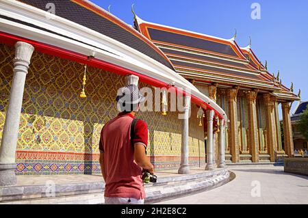 I visitatori camminano lungo la fantastica Galleria circolare del Tempio Buddista Wat Ratchabophit, Bangkok, Thailandia Foto Stock