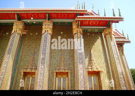 Splendida sala d'ordinazione del tempio buddista Wat Ratchabophit, Bangkok, Thailandia Foto Stock