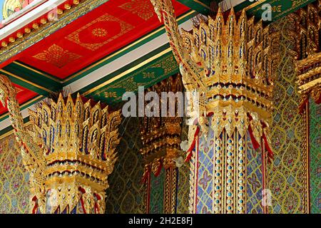 Colonne ornate della Sala delle ordinazioni del Tempio Buddista di Wat Ratchabophit, Bangkok, Thailandia Foto Stock