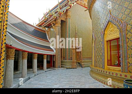 La base della Pagoda è circondata dal Corridoio circolare nel Tempio buddista di Wat Ratchabophit, Bangkok, Thailandia Foto Stock