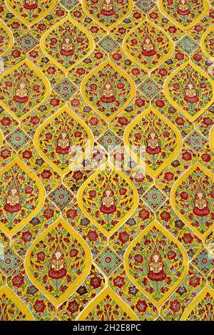 Splendida porcellana Benjarong a cinque colori con esterno del tempio buddista 'Thephanom' Pattern of Wat Ratchabophit, Bangkok, Thailandia Foto Stock