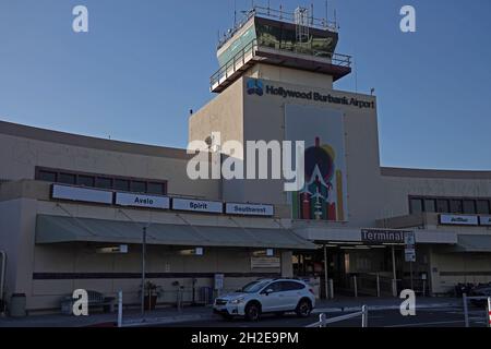 Burbank, CA / USA - 26 giugno 2021: Viene mostrato l'ingresso principale e la torre di controllo dell'aeroporto di Hollywood Burbank (precedentemente noto come Bob Hope Airport). Foto Stock