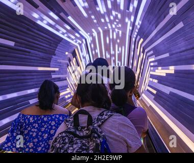 Dubai, Emirati Arabi Uniti - 10.15.2021 persone in futuristico tunnel scuro del padiglione belga dell'EXPO 2020. Evento Foto Stock