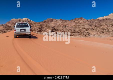 WADI RUM, GIORDANIA - 26 MARZO 2017: 4x4 Toyota su una duna di sabbia nel deserto di Wadi Rum, Giordania Foto Stock