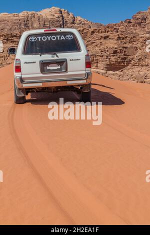 WADI RUM, GIORDANIA - 26 MARZO 2017: 4x4 Toyota su una duna di sabbia nel deserto di Wadi Rum, Giordania Foto Stock