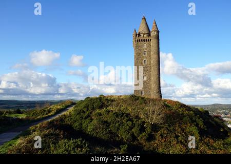 La Scrabo Tower è una torre panoramica del XIX secolo che sorge sulla collina di Scrabo, vicino a Newtownards, nella contea di Down, nell'Irlanda del Nord Foto Stock