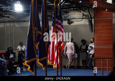 Washington, Vereinigte Staaten. 21 ottobre 2021. Il relatore della Camera dei rappresentanti degli Stati Uniti Nancy Pelosi (democratico della California) parte la sua conferenza stampa settimanale al Campidoglio degli Stati Uniti a Washington, DC, giovedì 21 ottobre 2021. Credit: Rod Lammey/CNP/dpa/Alamy Live News Foto Stock