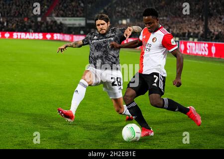 ROTTERDAM, PAESI BASSI - OTTOBRE 21: Luis Sinisterra di Feyenoord Rotterdam che combatte per la posessione con Laurenz Dehl dell'Unione 1.FC di Berlino durante la partita di fase del gruppo della UEFA Conference League tra Feyenoord e 1. FC Union Berlin allo Stadion Feijenoord il 21 ottobre 2021 a Rotterdam, Paesi Bassi (Foto di Yannick Verhoeven/Orange Pictures) Foto Stock