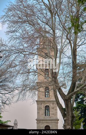 Quartiere di Bursa Tophane con vecchia torre di avvistamento istituita dall'impero ottomano. Foto Stock