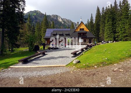 Rifugio in Valle Koscieliska, Monti Tatra. Maggio 2018, Parco Nazionale Tatra, Polonia Foto Stock