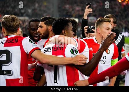 ROTTERDAM, PAESI BASSI - OTTOBRE 21: Luis Sinisterra di Feyenoord Rotterdam festeggia i 3-1 con i compagni di squadra durante la partita della UEFA Conference League Group Stage tra Feyenoord e 1. FC Union Berlin allo Stadion Feijenoord il 21 ottobre 2021 a Rotterdam, Paesi Bassi (Foto di Yannick Verhoeven/Orange Pictures) Foto Stock