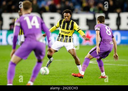 ARNHEM, PAESI BASSI - OTTOBRE 21: Lois Openda di Vitesse durante il Gruppo D - UEFA Europa Conference League partita tra Vitesse e Tottenham Hotspur al Gelredome il 21 Ottobre 2021 ad Arnhem, Paesi Bassi (Foto di Peter Lous/Orange Pictures) Foto Stock