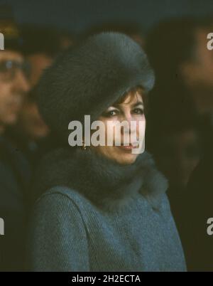 Raisa Gorbachev moglie del leader sovietico Mikhail Gorbachev all'aeroporto di Ginevra prima della riunione Reagaan Gorbachev a Ginevra nel 1985..Fotografia di Dennis Brack bb Fotografia di Dennis Brack BB79 Foto Stock