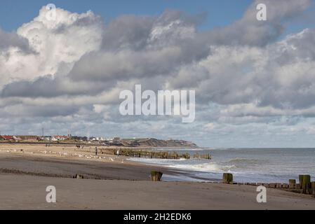 In piedi su Walcott Beach guardando verso ovest lungo la costa a Mundesley, un paesaggio in evoluzione, Norfolk, East Anglia, Regno Unito Foto Stock