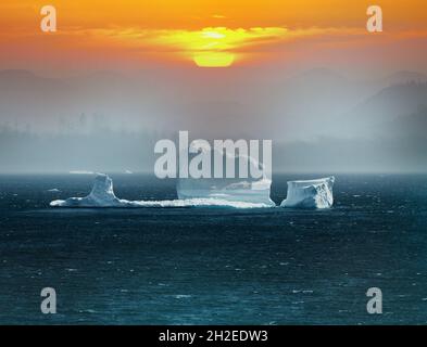 Cambiamento climatico fusione del ghiaccio marino, temperatura di fusione del ghiacciaio artico, aumento dei livelli del mare per la fusione degli iceberg. Regione artica. Foto Stock