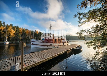 Una barca di 113 anni chiamata 'Tiira' al molo dell'isola di Satamosaari, Lappeenranta, Finlandia Foto Stock