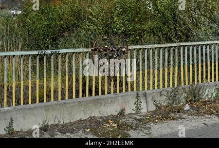 Korjukiwka, Ucraina. 06 ottobre 2021. Un cuore con serrature è appeso su un ponte a Koryukivka (Ucraina). Credit: Brittan Pedersen/dpa-Zentralbild/ZB/dpa/Alamy Live News Foto Stock
