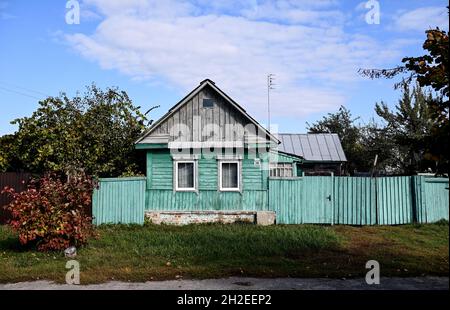Korjukiwka, Ucraina. 06 ottobre 2021. Una casa tipica sulla strada a Korjukiwka (Ucraina). Credit: Brittan Pedersen/dpa-Zentralbild/ZB/dpa/Alamy Live News Foto Stock