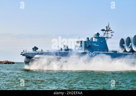 Baltiysk, Kaliningrad oblast, Russia - 07.22.2021 - Landing Craft Cushion LCAC hovercraft barca a vela schizzi d'acqua di mare ad alta velocità. Foto Stock