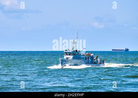 Baltiysk, Kaliningrad oblast, Russia - 07.22.2021 - Coastguard, salvataggio e supporto pattuglia barca per la difesa vela nel blu Mar Baltico. Pattuglia marina ves Foto Stock