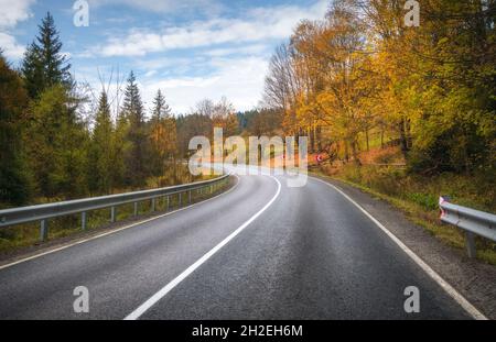 Strada in autunno foresta. Bella strada di montagna vuota Foto Stock