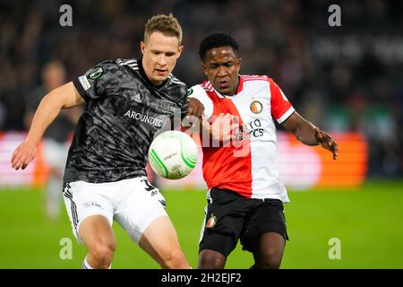 ROTTERDAM, PAESI BASSI - OTTOBRE 21: Luis Sinisterra di Feyenoord Rotterdam, Paul Jaeckel di 1.FC Union Berlin durante la partita di fase del gruppo UEFA Conference League tra Feyenoord e 1. FC Union Berlin allo Stadion Feijenoord il 21 ottobre 2021 a Rotterdam, Paesi Bassi (Foto di Yannick Verhoeven/Orange Pictures) Foto Stock