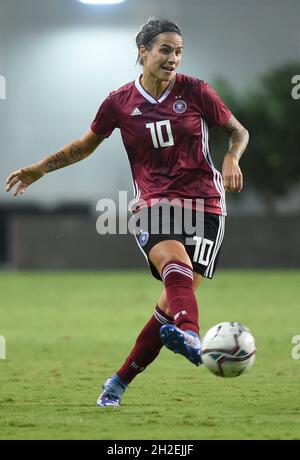 Petach Tikwa, Israele. 21 ottobre 2021. Calcio, Donne: Qualificazioni alla Coppa del mondo Europa, Gruppo H, Israele - Germania, allo Stadio HaMosava. Dzsenifer Marozsán in azione in Germania. Credit: Berney Ardov/dpa/Alamy Live News Foto Stock