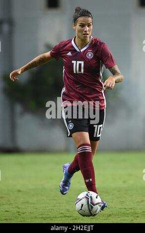 Petach Tikwa, Israele. 21 ottobre 2021. Calcio, Donne: Qualificazioni alla Coppa del mondo Europa, Gruppo H, Israele - Germania, allo Stadio HaMosava. Dzsenifer Marozsán in azione in Germania. Credit: Berney Ardov/dpa/Alamy Live News Foto Stock