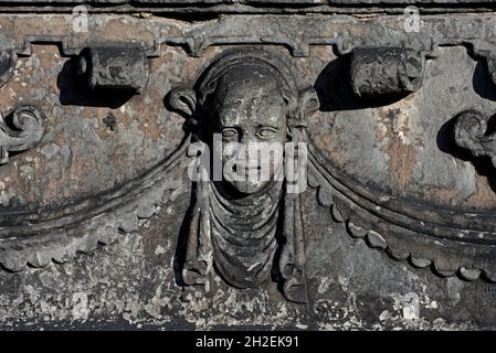 Dettaglio dalla tomba di Sir Robert Dennistoun di Mountjoy nel Greyfriars Kirkyard a Edimburgo. Foto Stock