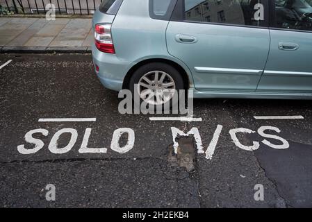 Auto a motore parcheggiata in una baia riservata alle motociclette soliste a St Stephen Street, Stockbridge, Edimburgo, Scozia, Regno Unito. Foto Stock