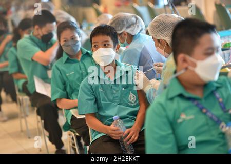 Bangkok, Tailandia. 21 ottobre 2021. Le persone ricevono il vaccino COVID-19 a Bangkok, Thailandia, il 21 ottobre 2021. La Thailandia ha annunciato giovedì scorso che consentirà ai visitatori vaccinati di 46 paesi e regioni a basso rischio di entrare in Thailandia senza quarantena a partire da novembre. Credit: Rachen Sageamsak/Xinhua/Alamy Live News Foto Stock