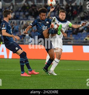 Stadio Olimpico, Roma, Italia. 21 ottobre 2021. Europa League football, SS Lazio versus Olympique de Marseille; Konrad de la Fuente of Olympique de Marseille compete per un pallone alto con Ciro immobile della SS Lazio Credit: Action Plus Sports/Alamy Live News Foto Stock