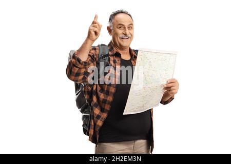 Sorridente escursionista maturo tenendo una mappa e puntando su isolato su sfondo bianco Foto Stock