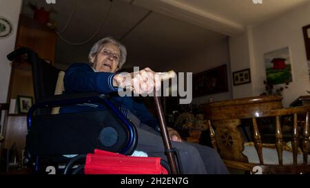 Donna anziana in carrozzina Foto Stock