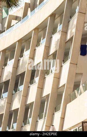 Particolare di brutalista hotel in cemento a Can Pastilla vicino Palma Mallorca Spagna Foto Stock